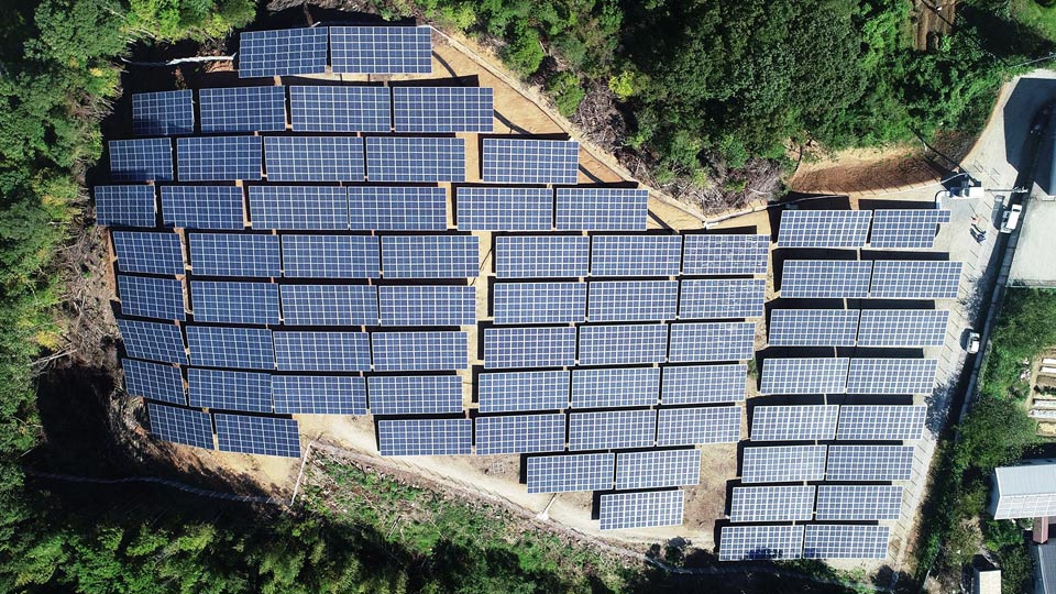 Photovoltaik-Projekte am Berghang mit Schraubfundamenten