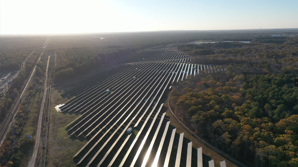 Die Drohnen-Luftaufnahmen des Solarkraftwerks sind so spektakulär!