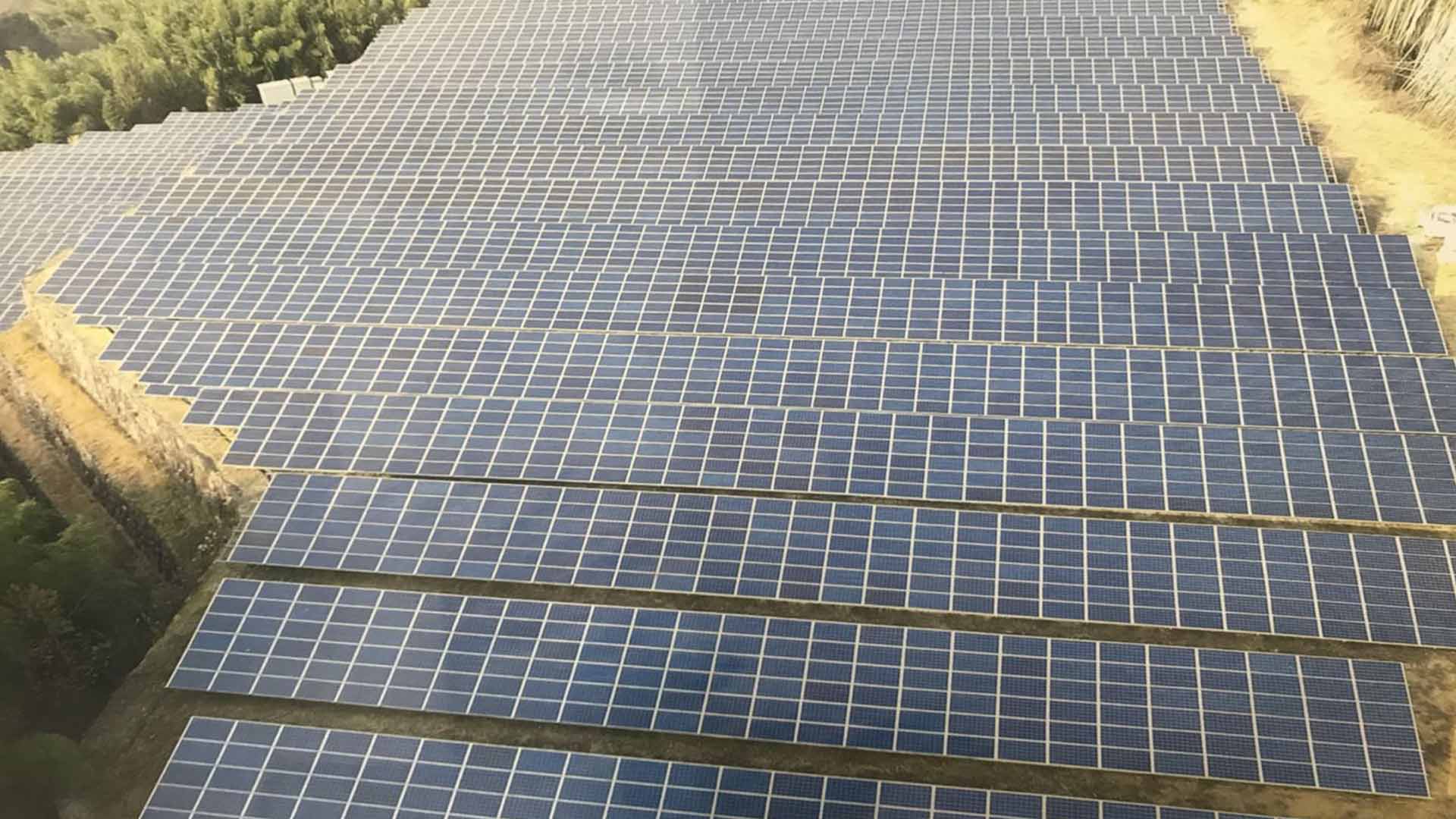 Mehrere Berghang-Solarprojekte von Huge Energy abgeschlossen